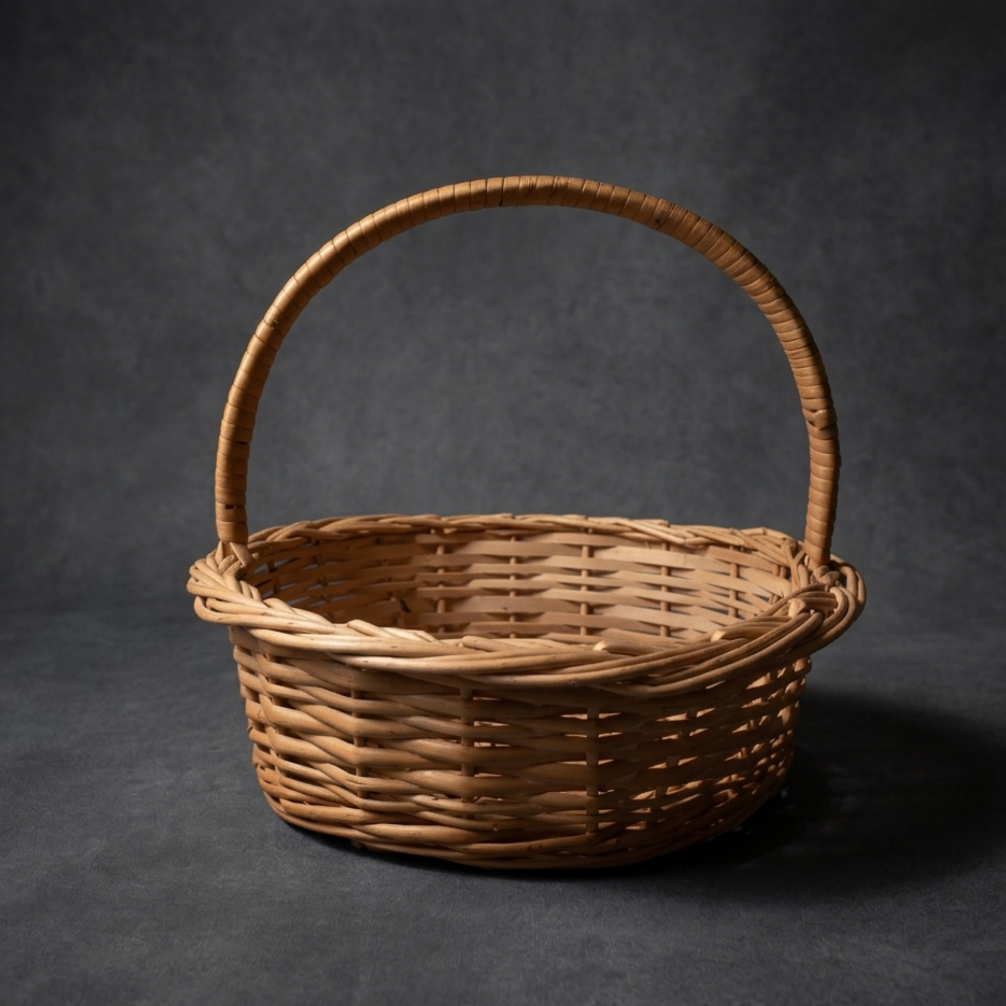 Handcrafted Round Wicker Picnic Basket with High Arched Handle – 27 cm Natural Rattan Gathering Basket – Small Decorative Woven Flower & Berry Basket for Rustic Home and Photography Props