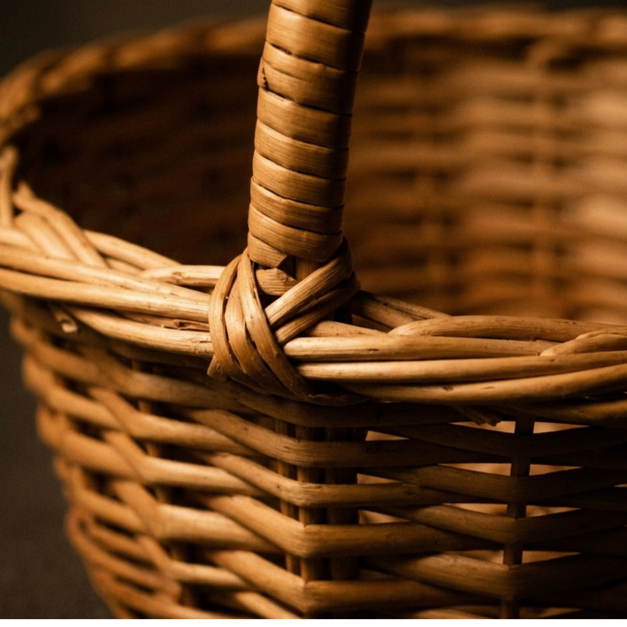 Handcrafted Round Wicker Picnic Basket with High Arched Handle – 27 cm Natural Rattan Gathering Basket – Small Decorative Woven Flower & Berry Basket for Rustic Home and Photography Props
