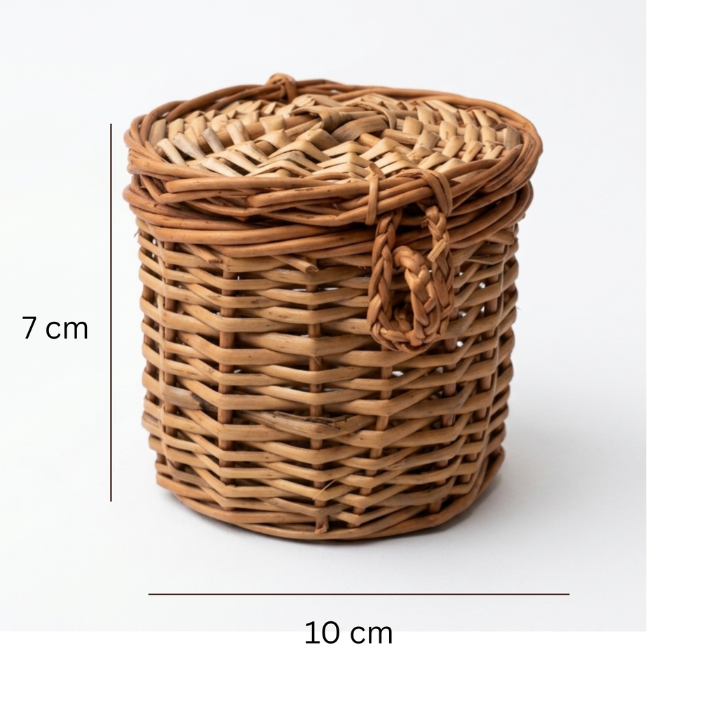 Handcrafted 10cm Tall Wicker Storage Jar with Lid – Natural Rattan Cylindrical Trinket Box with Woven Loop Closure for Desk Organization and Jewelry Storage