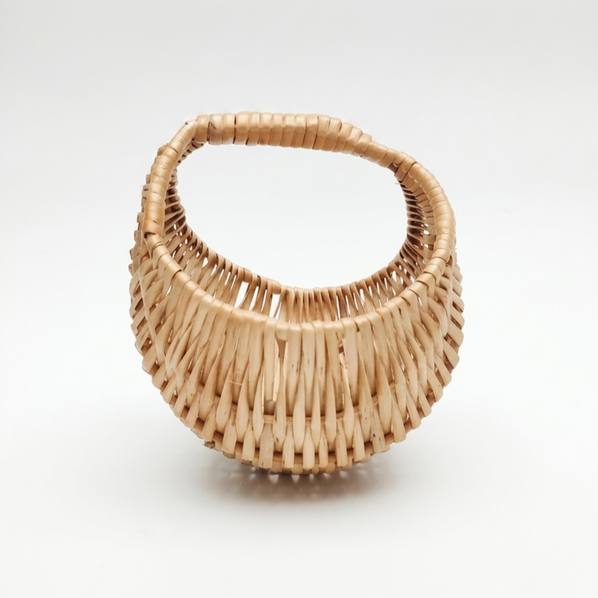 Handcrafted 14 cm Mini Wicker Basket with Handle – Natural Rattan Egg & Flower Basket – Small Decorative Woven Scoop for Rustic Kitchen and Cottagecore Decor