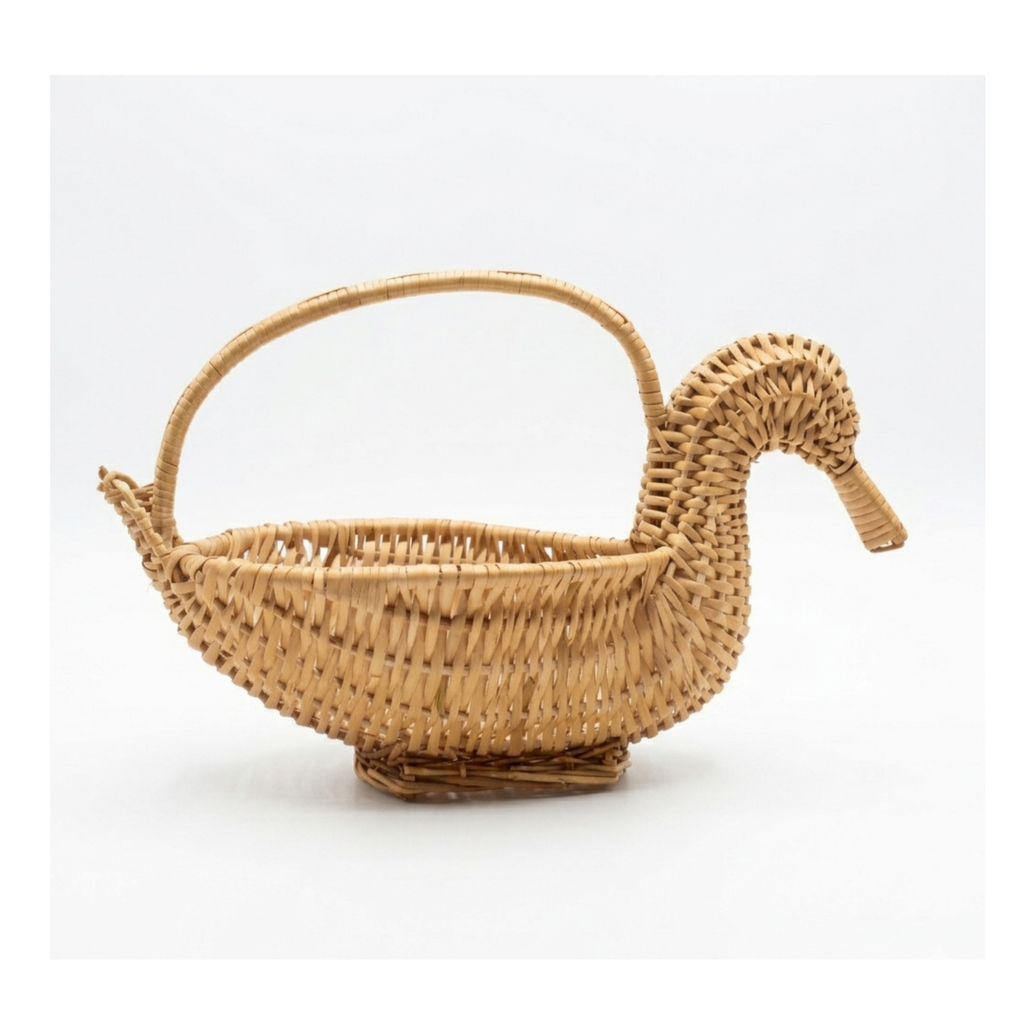 Handcrafted Duck-Shaped Wicker Basket – 35cm Natural Rattan Animal Figurine Bowl with Handle for Unique Table Decor, Fruit Display, and Novelty Home Storage